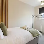 Yasmin\'S 2 Bed - Great For Workers And Groups With Free Parking - Hosted By Stay Host Save