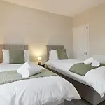 Yasmin\'S 2 Bed - Great For Workers And Groups With Free Parking - Hosted By Stay Host Save