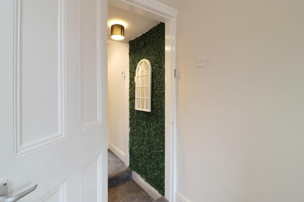 Yasmin's 2 Bed - Great For Workers And Groups With Free Parking - Hosted By Host Save Apartment