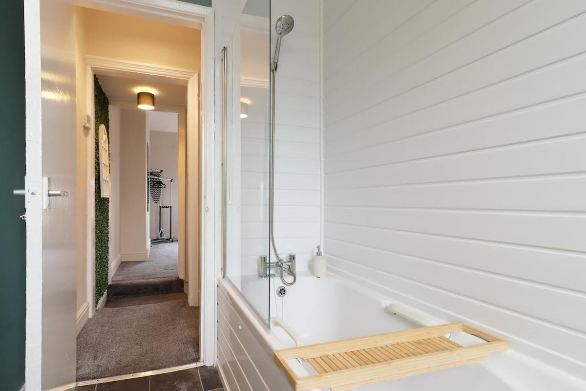 Yasmin's 2 Bed - Great For Workers And Groups With Free Parking - Hosted By Host Save *