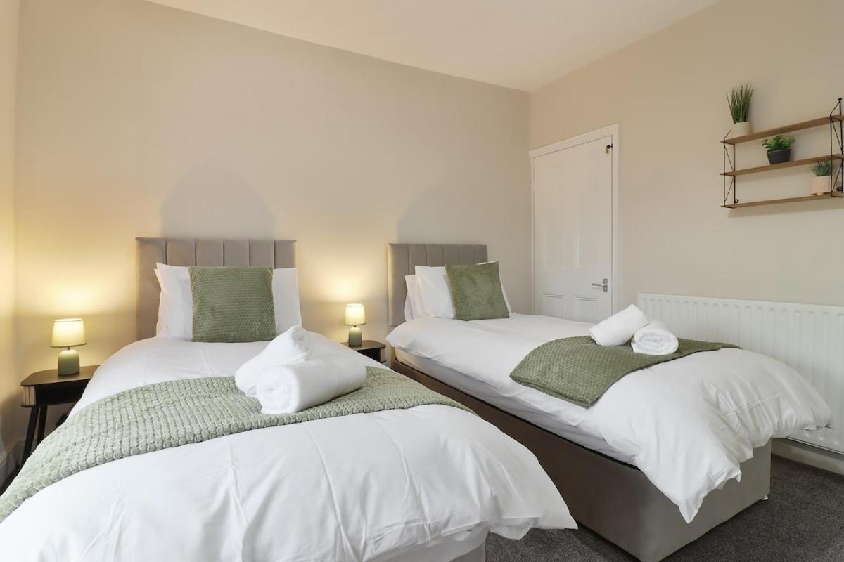 Yasmin's 2 Bed - Great For Workers And Groups With Free Parking - Hosted By Host Save * Sheffield
