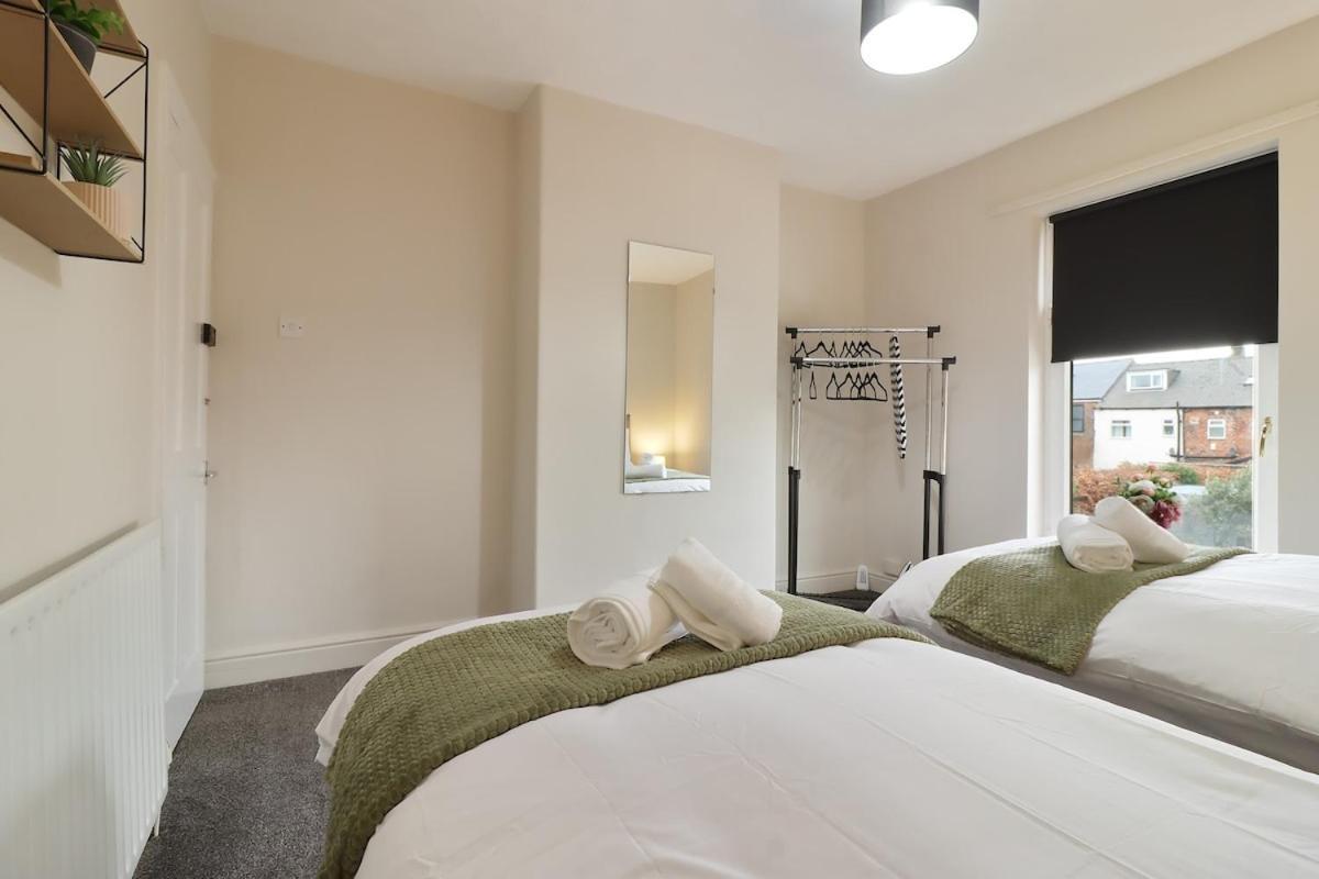 Yasmin's 2 Bed - Great For Workers And Groups With Free Parking - Hosted By Host Save