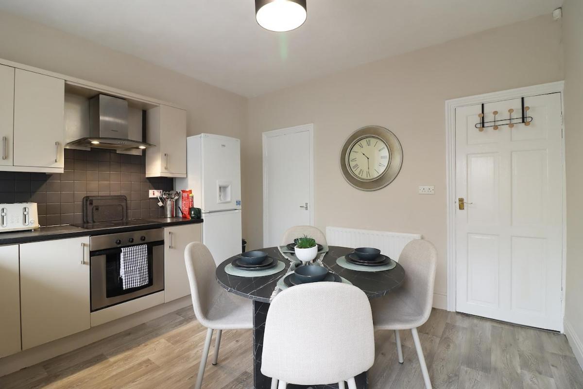 Apartment Yasmin's 2 Bed - Great For Workers And Groups With Free Parking - Hosted By Host Save *