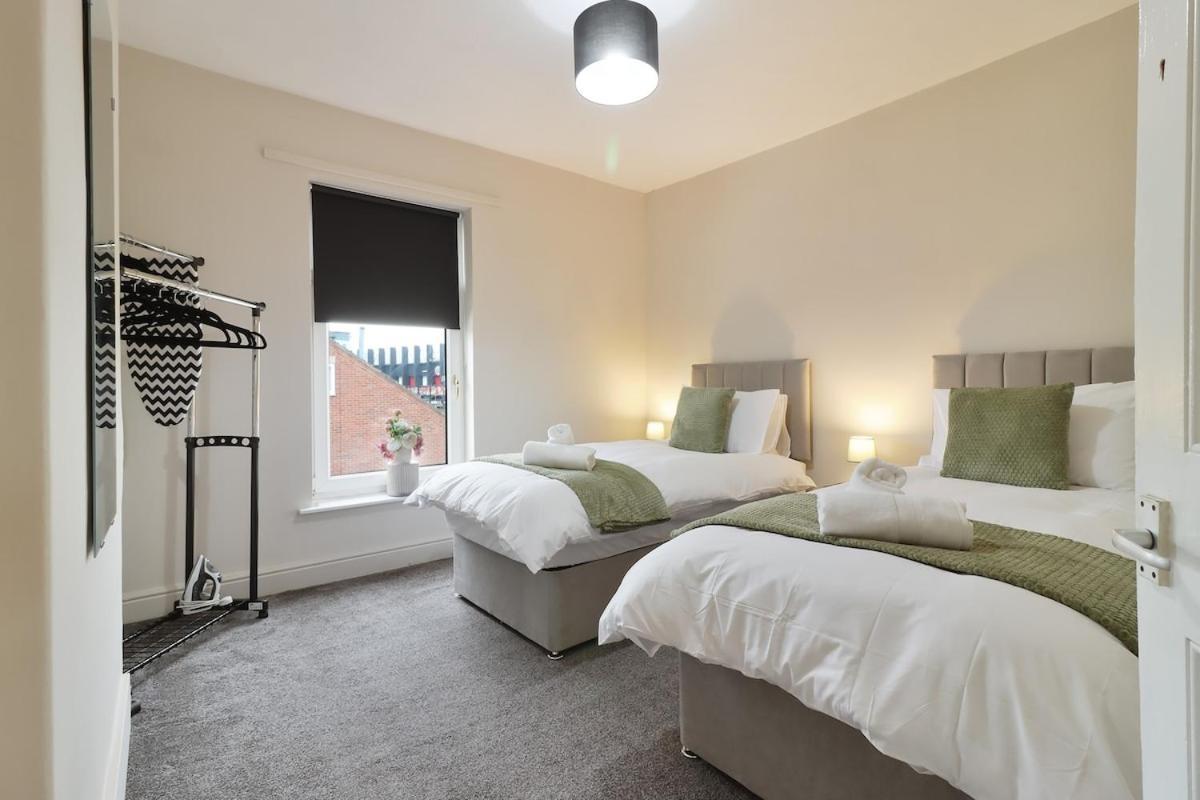 Yasmin's 2 Bed - Great For Workers And Groups With Free Parking - Hosted By Host Save Apartment