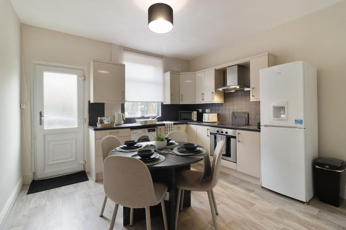 Apartment Yasmin's 2 Bed - Great For Workers And Groups With Free Parking - Hosted By Host Save