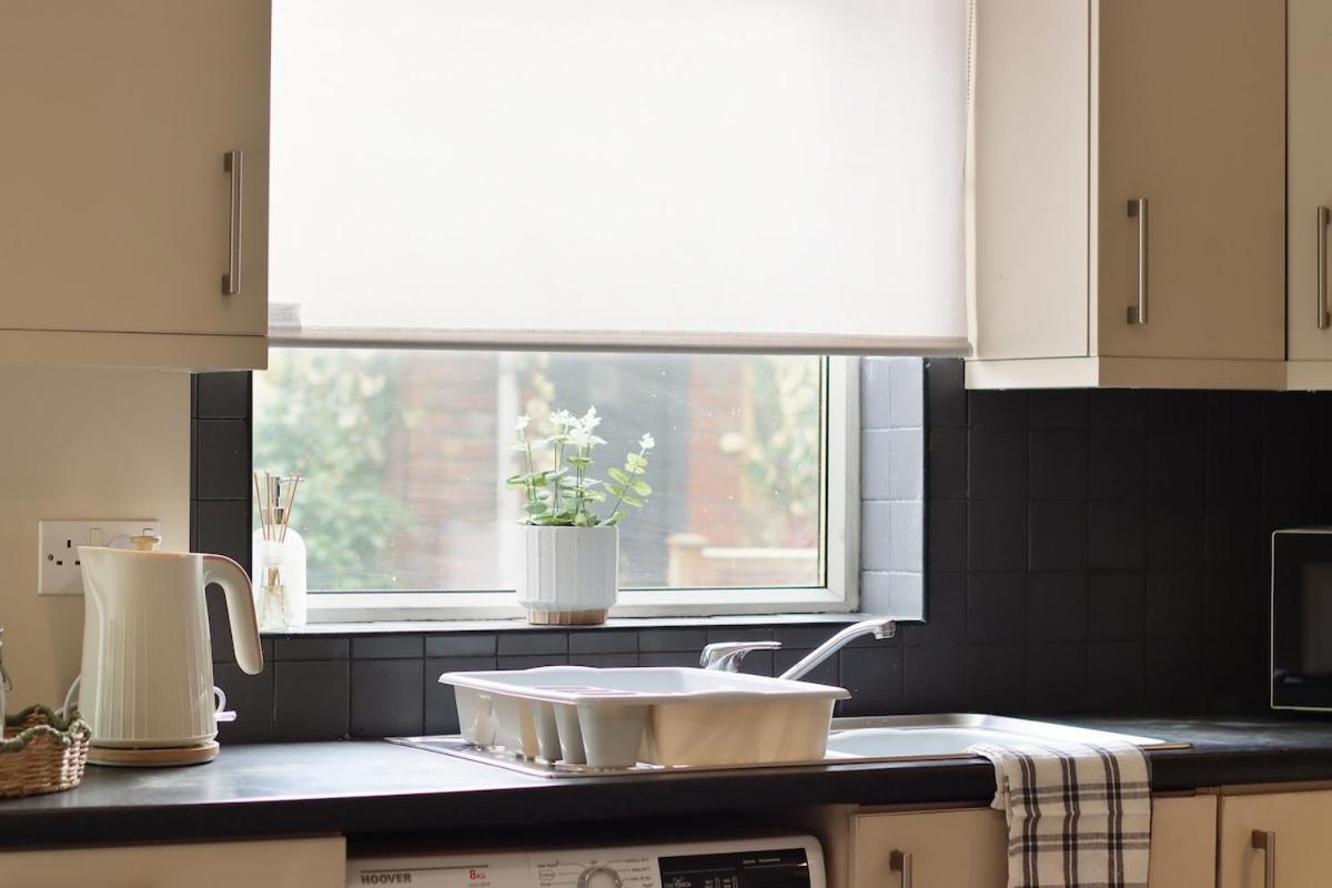 Yasmin's 2 Bed - Great For Workers And Groups With Free Parking - Hosted By Host Save * Sheffield